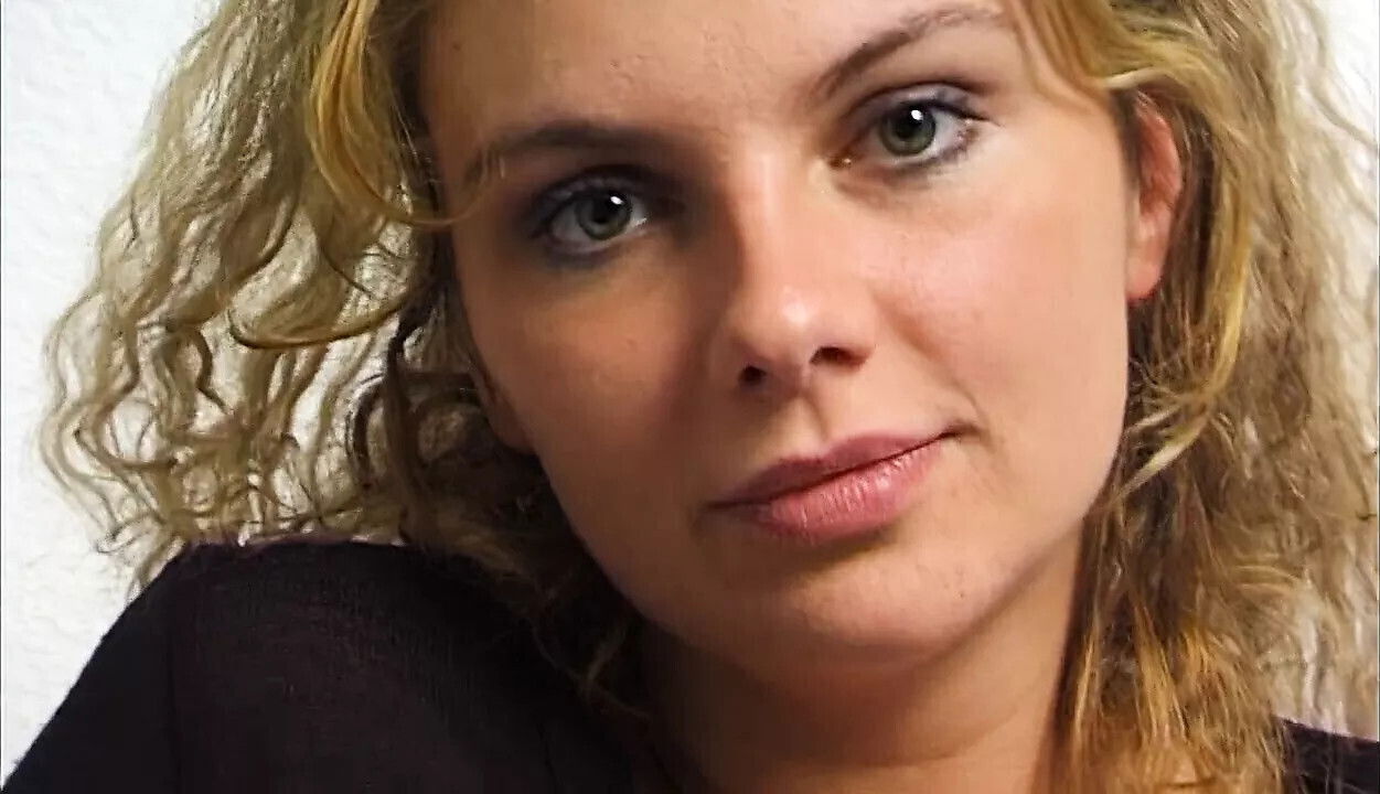 Junges Madel Bayer fingert sich