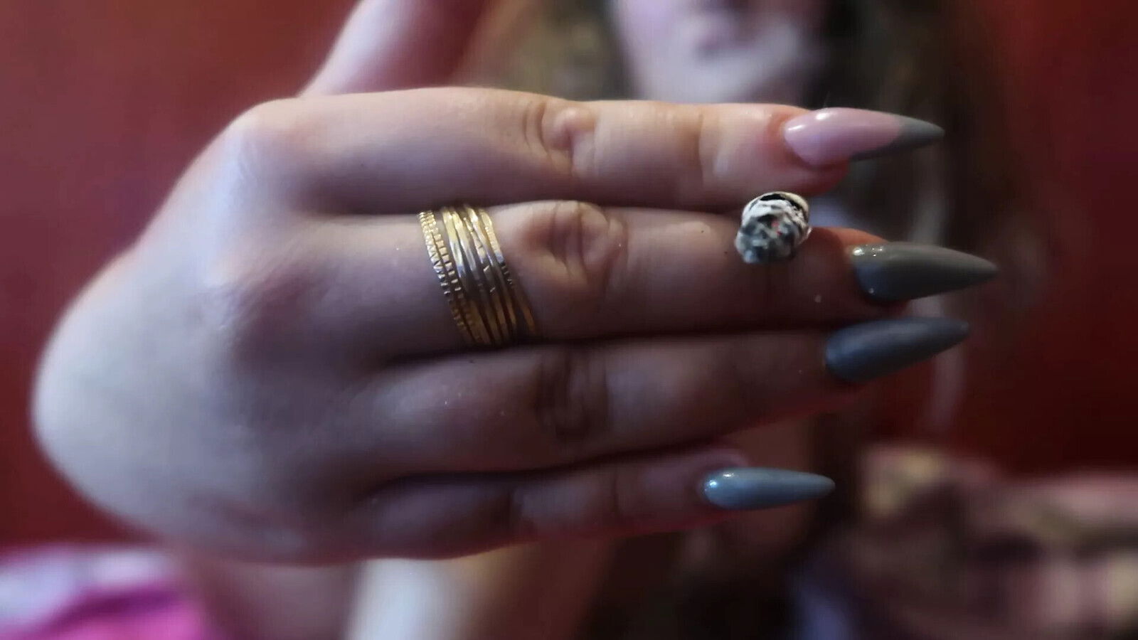 NAKED CUTE GIRL SMOKES CIGARETTE ROMANTIC video 'SMOKING FETISH'