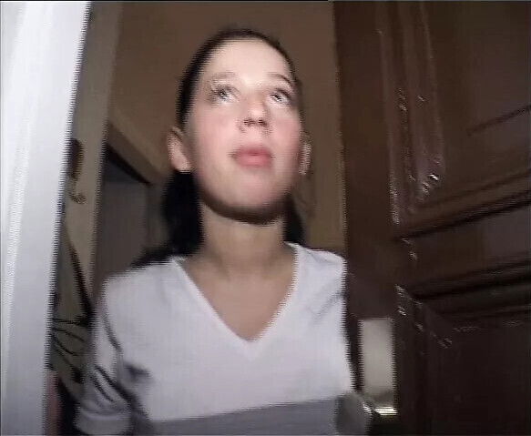 Junges Girl wird hart gefistet blauen Couch