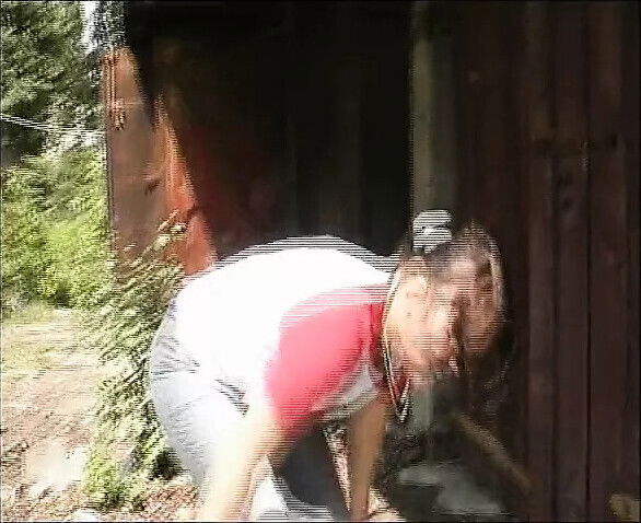 Schwarzhaarige Gothicbraut oeffentlich befriedigt