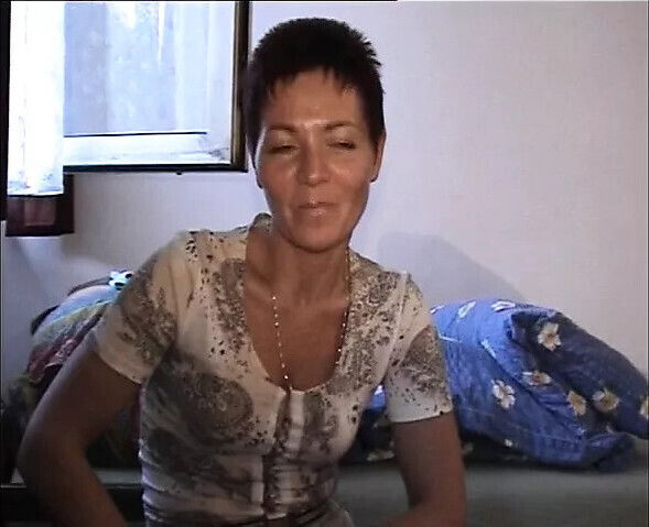 Kurzhaarige Milf wird Kammeramann gefistet