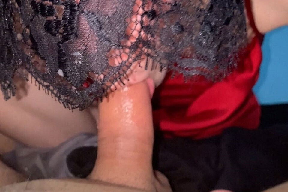 wakes boyfriend while sleeps with juicy blowjob swallows keeps sucking