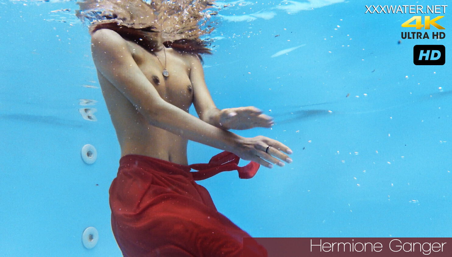 Tiny skinny pornstar Hermione Ganger pool