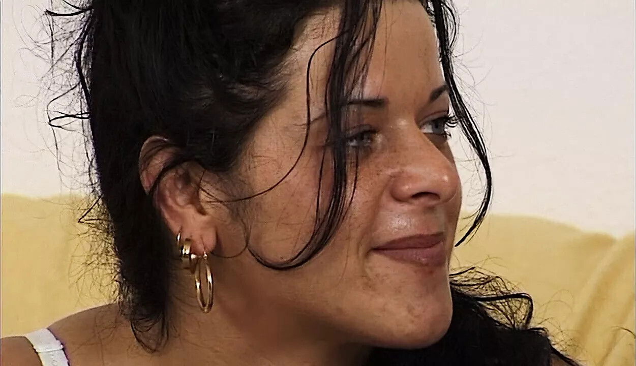 brunette zuengelt sich durchs Casting