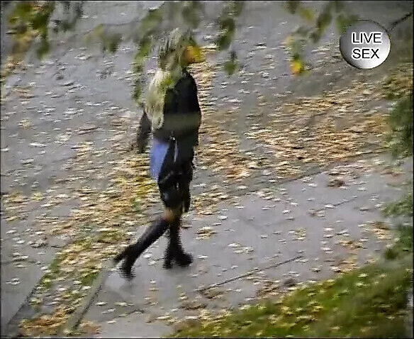 Blondes Teen fingert sich riesem Dildo