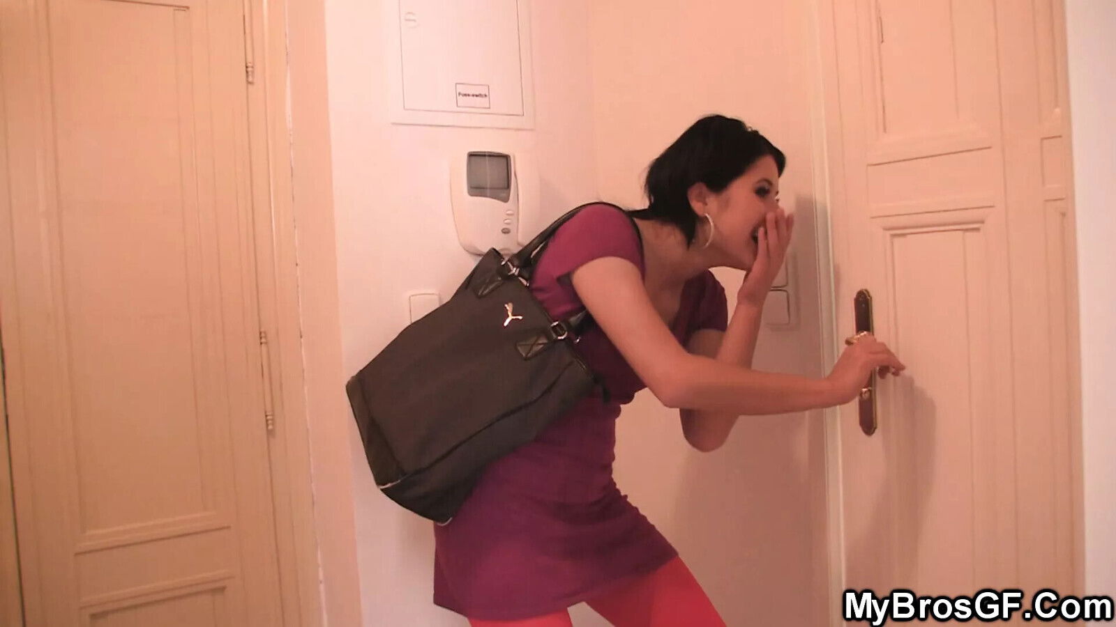 Brunette seduces friend’s brother into cheating