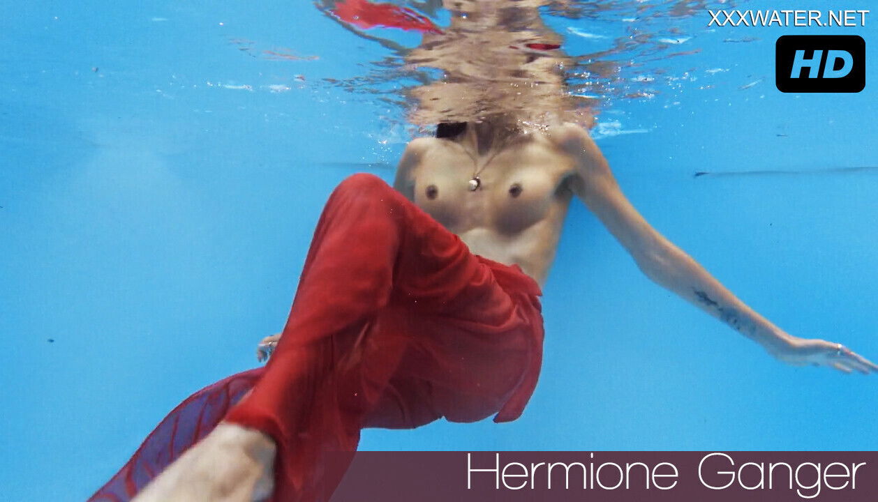 Underwater naked chick Hermione Ganger getting horny