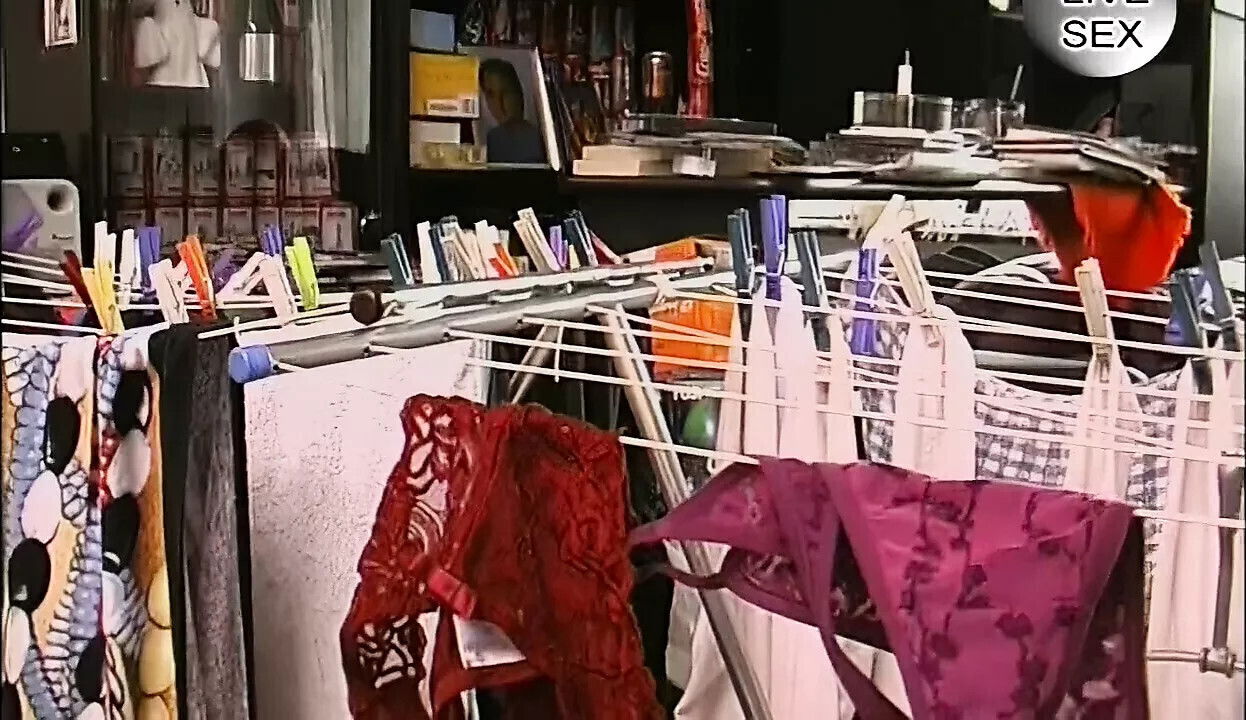 Brunette zeigt sich besorgt