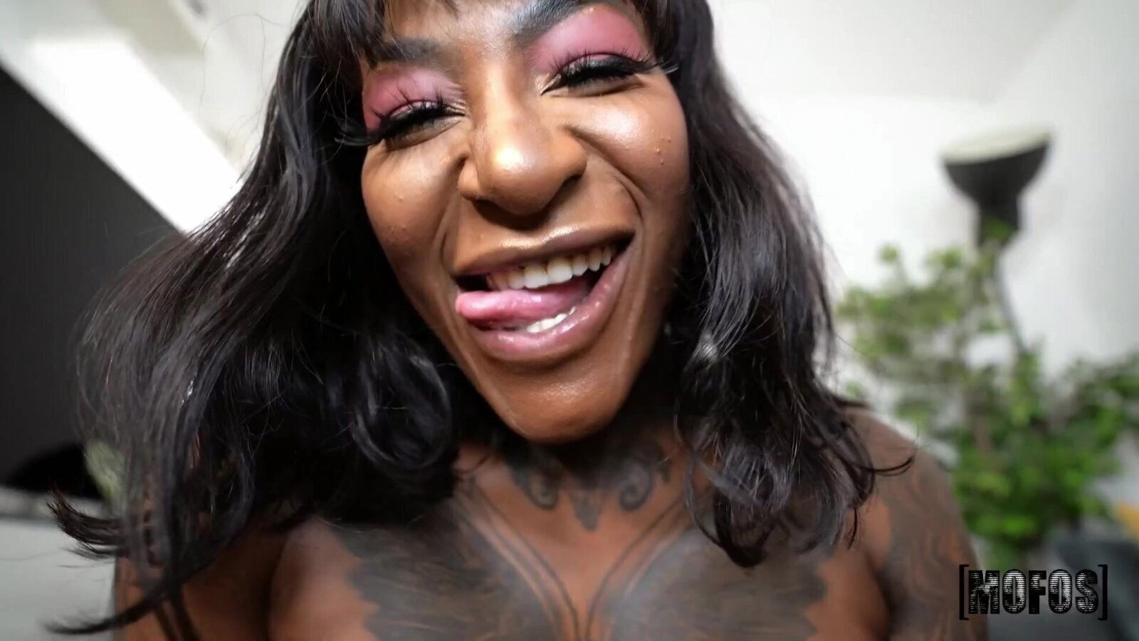 Tattooed blonde woman blows rides Michael