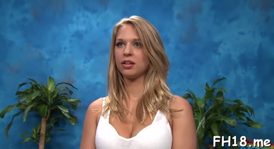 Delicious blonde Lacey Johnson cums from riding chopper