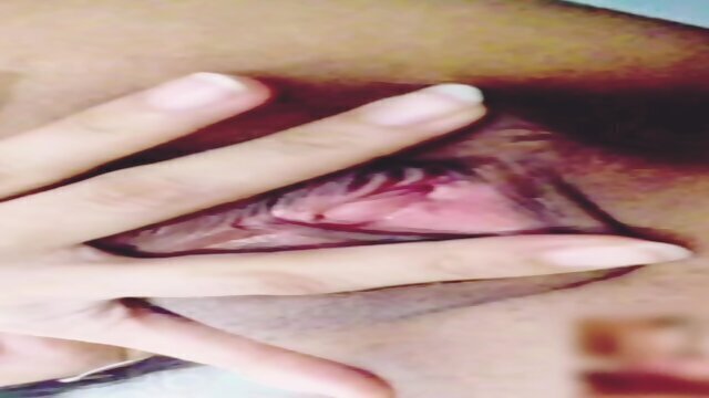 Married 40yo wife love watch while fingering pussy