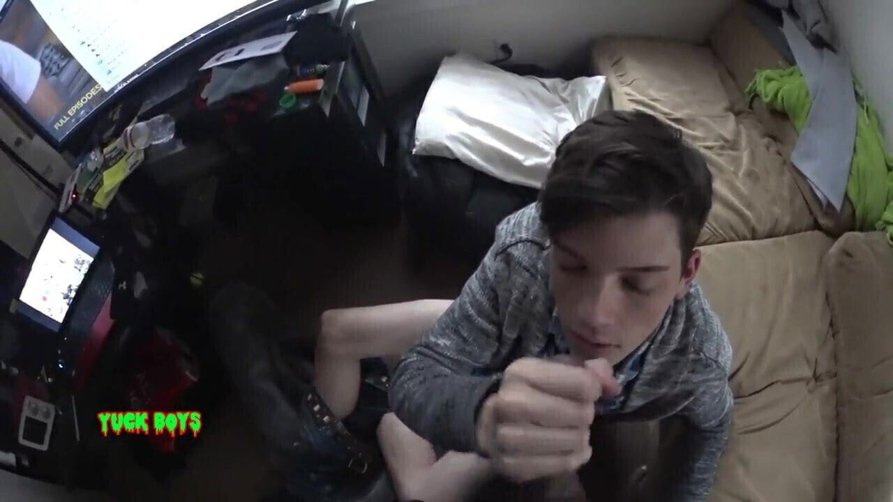 Cumshot Quickie YUCKBOYSLIVE.COM