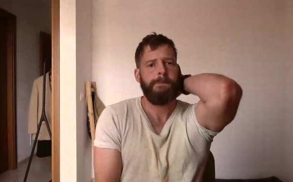 straight bearded wank shows muscles