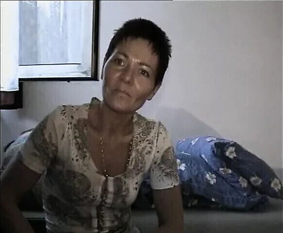 Kurzhaarige kommt erste durch einen dildo