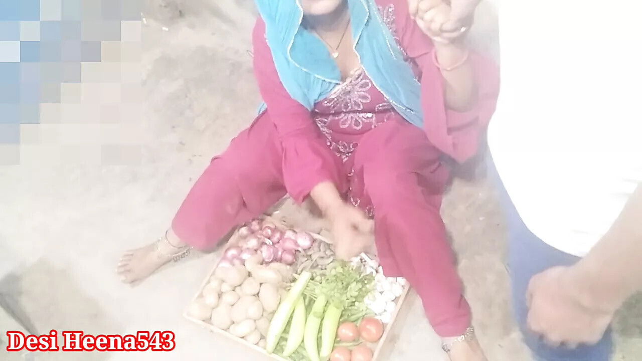 Vegetable bech rahi bhabhi patakar choda clear hindi voice indian desi bhabhi vegetables selling