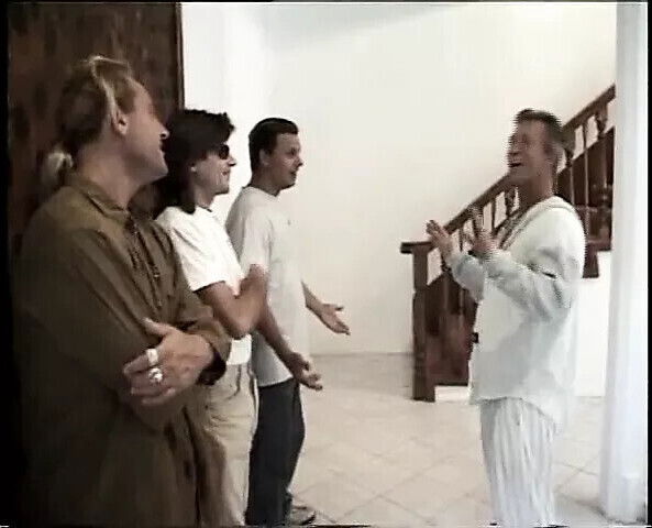 Praktikantin muss Maenner nach ihrem Schwanz erraten