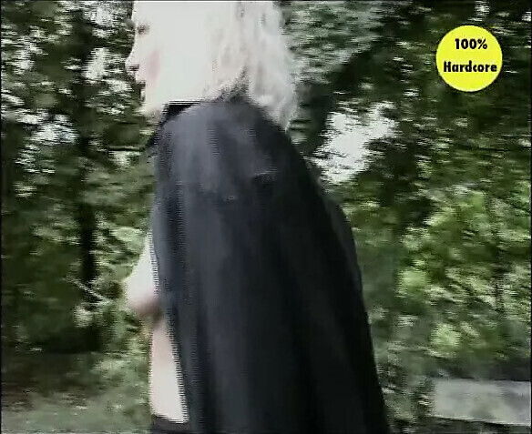 Analfick junger Blonde Spaziergaengerin