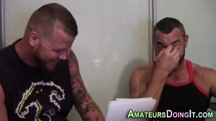 Amateur bears swap tongue