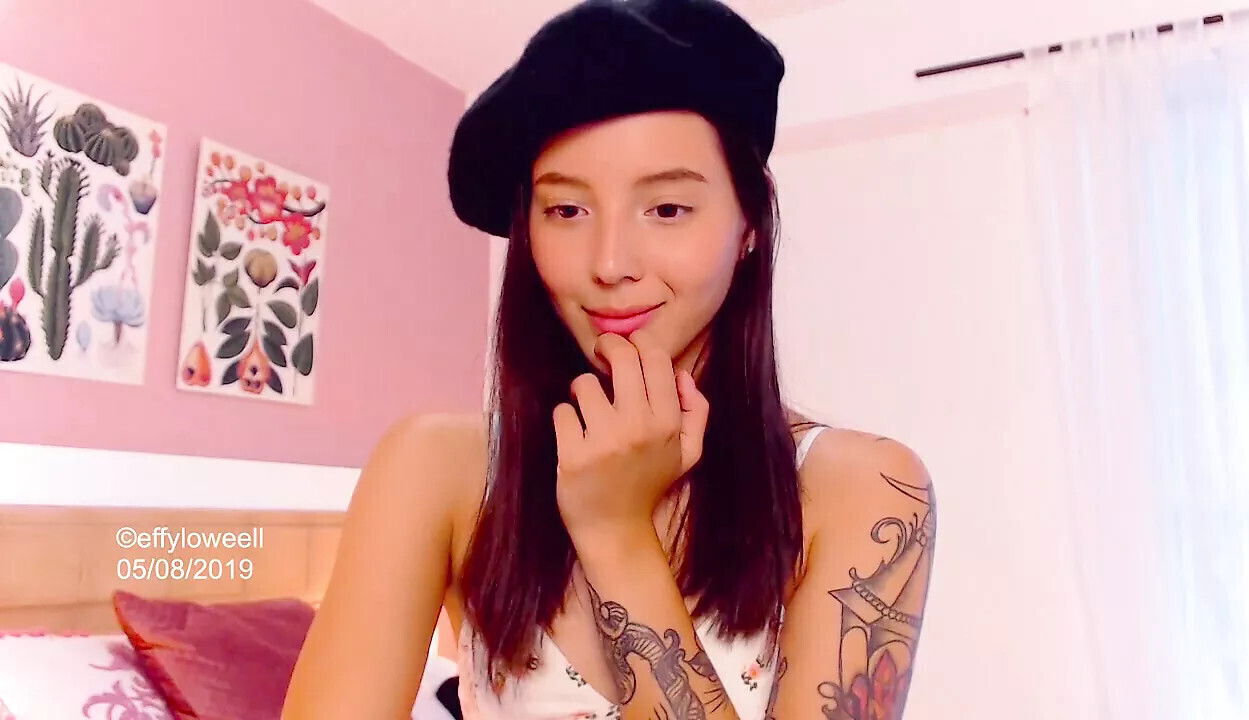 Sexy Colombian webcam model Effy looks very sensual attractive with beret head