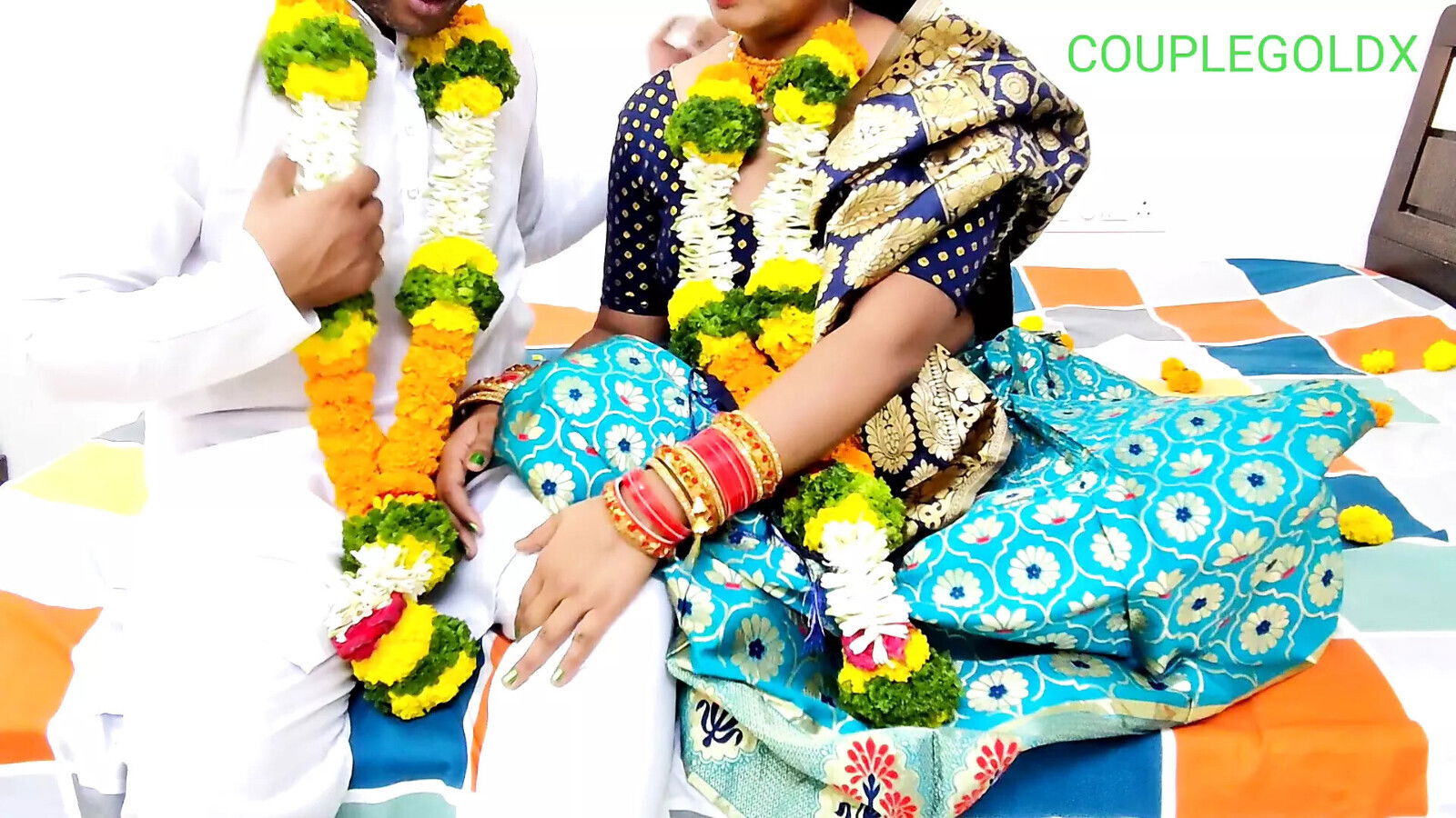 Dost suhagrat liye saja raha dulhan muze chudai kara liya