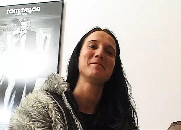 Janina Single Jahre zeigt nicht ihre Piercings Kamera