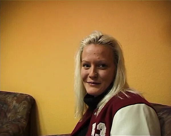 Blondine 18 Jahre fingert sich und blaesst mit leidenschaft