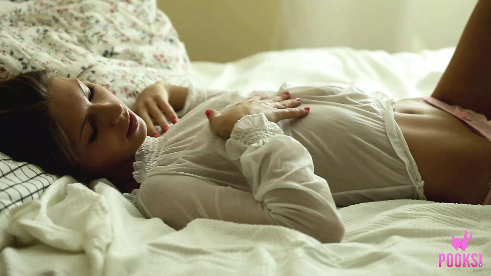 Blonde Coed Cutie Roxana Pleasures Pussy With Vibrator