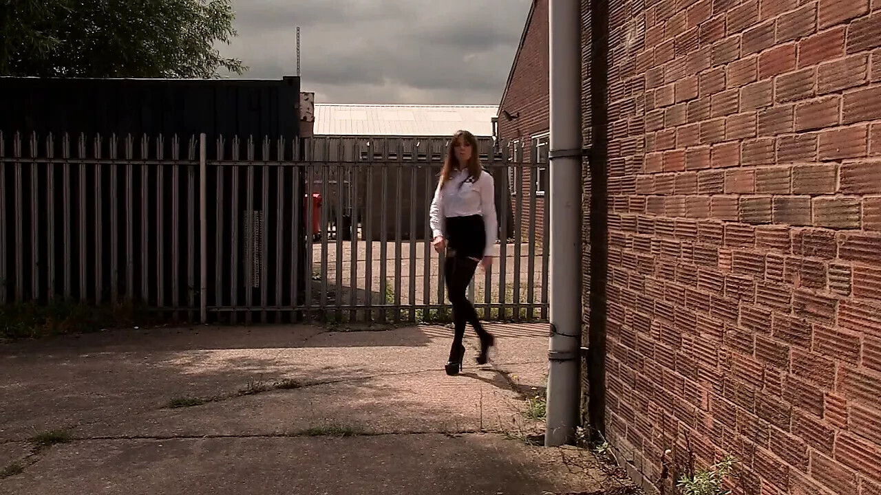 Geile Polizistin verkleidet hinter gefickt