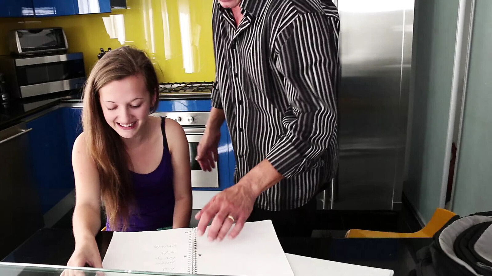 Stiefpapa freut sich wenn geile nach Hause kommt