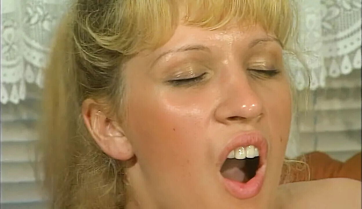 Junge Blondine Jahre wird zwei Schwaenzen besamt vielleicht Schwanger