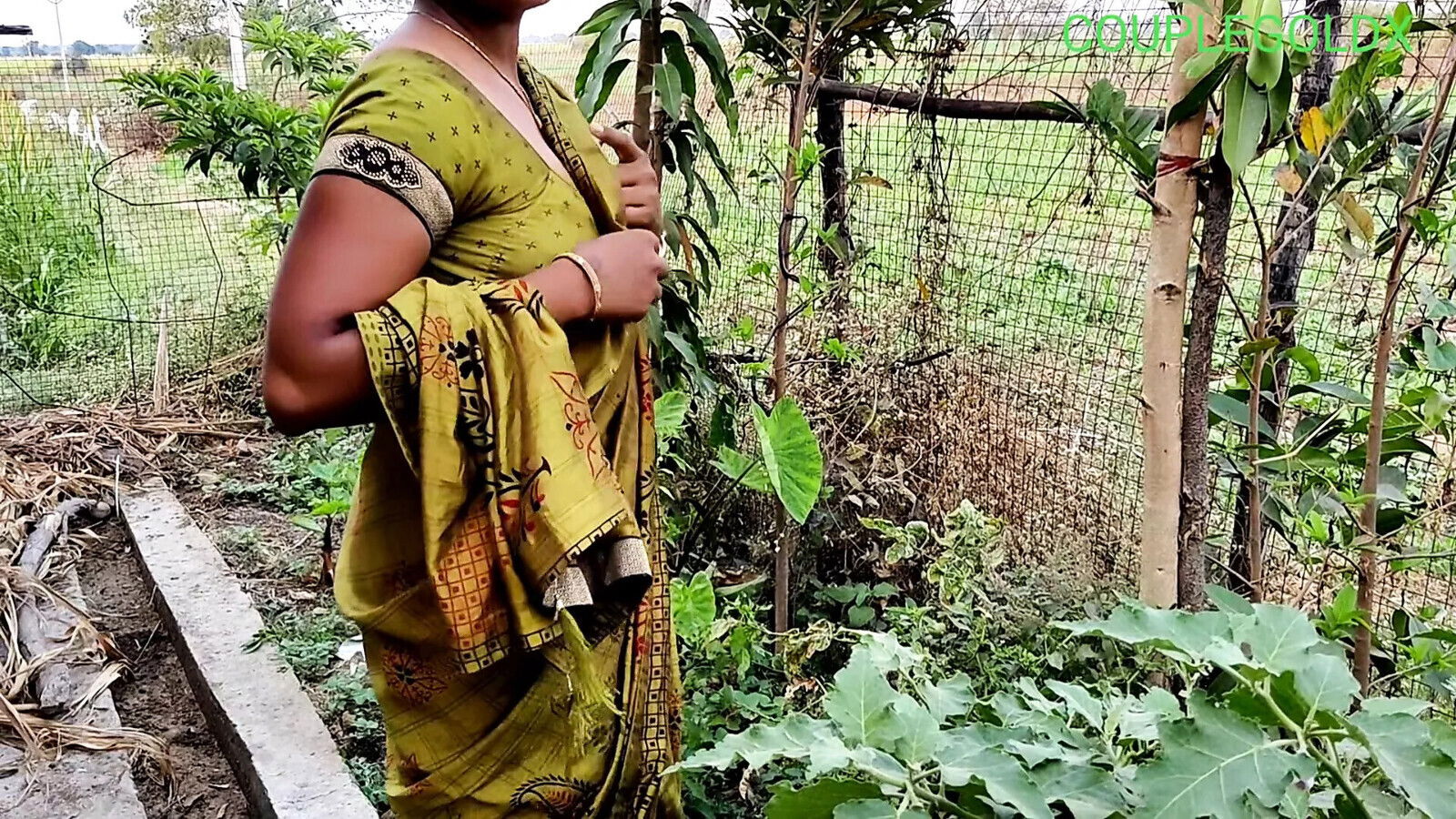 Komal malik raha sayad jaldi kapde pahne bhago