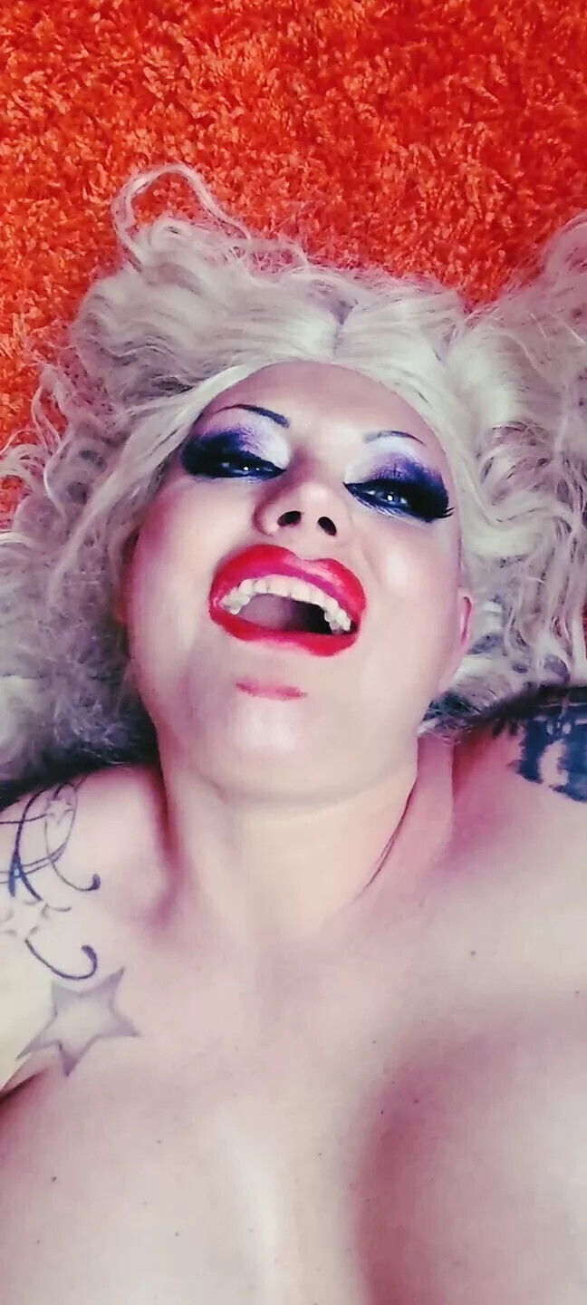 SQUIRTING TATTOOED BLONDE