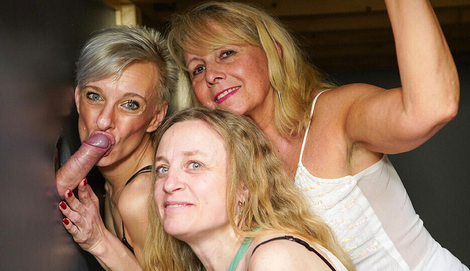 Gloryholes Mature Mommas