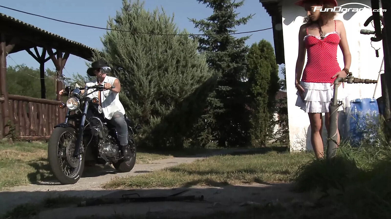 Biker fickt brunette milf direkt Vorgarten