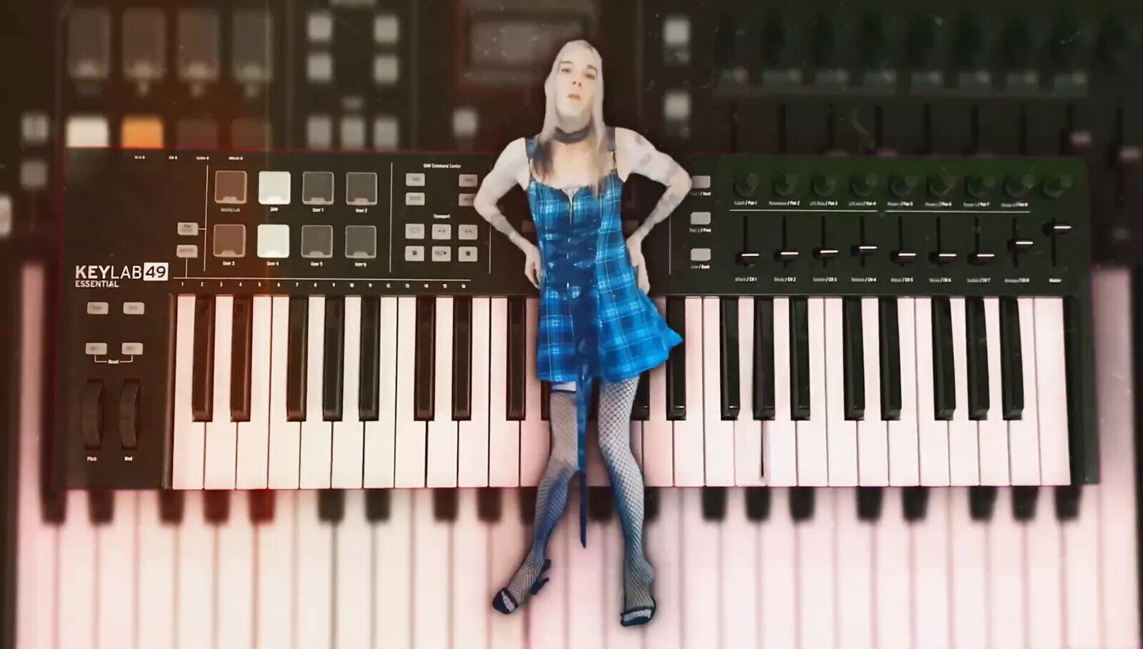 Gorgeous Mini Dress Music Visualizer