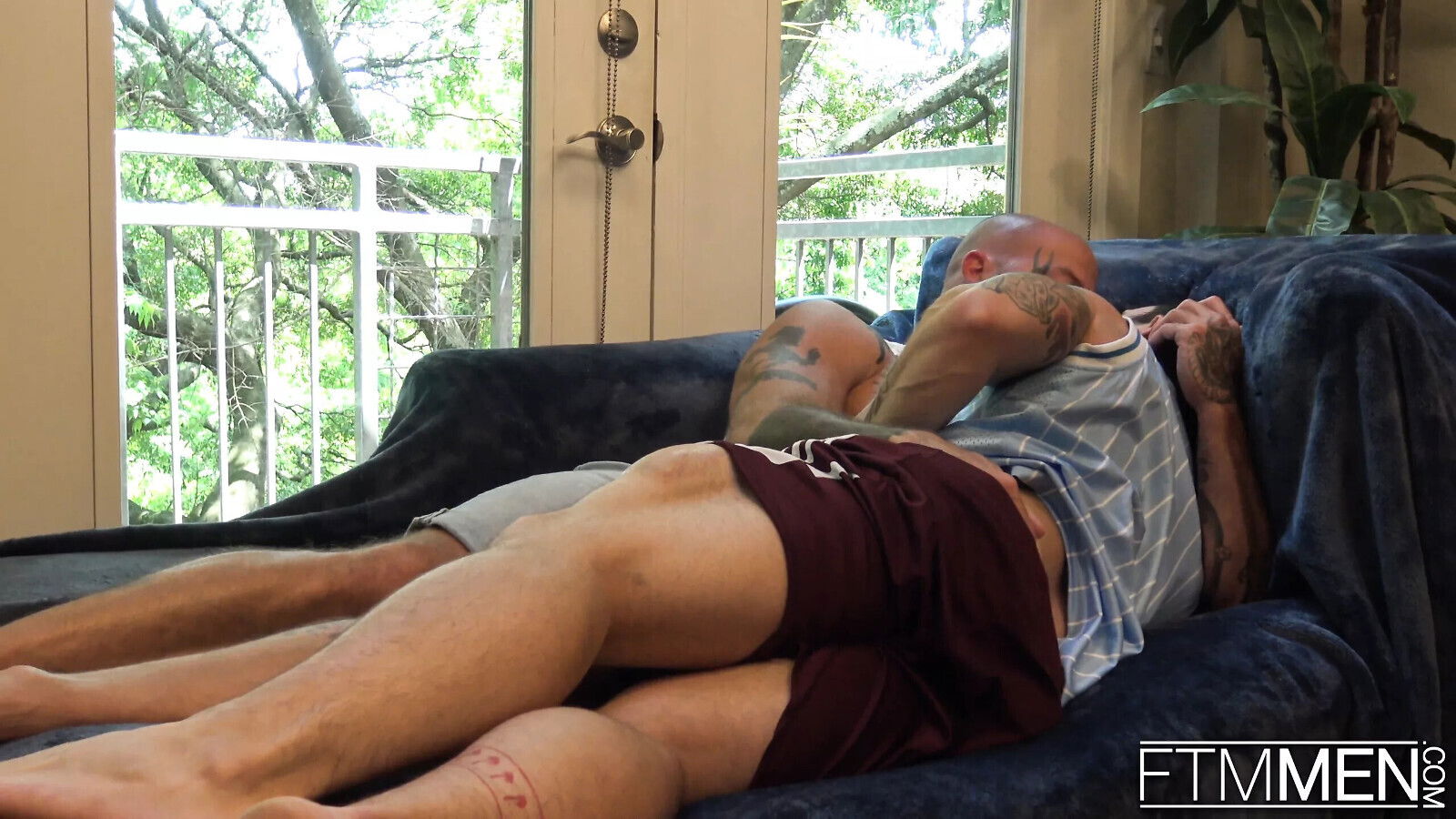 Hung tatted passionately breeds bodybuilder