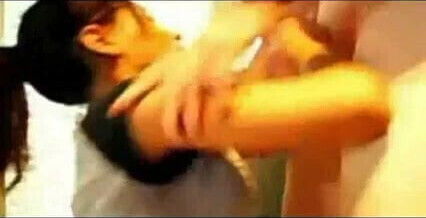 Menina chupando engolindo porra marra