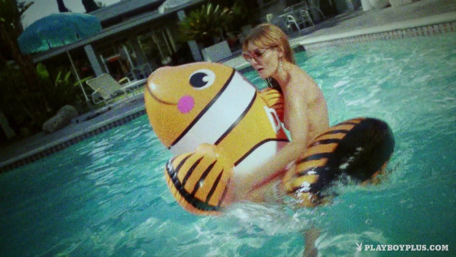 Video attractive Marie teasing camera pool