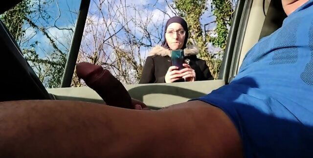 homme surpris train masturber dans voiture femme marche l'aide masturber