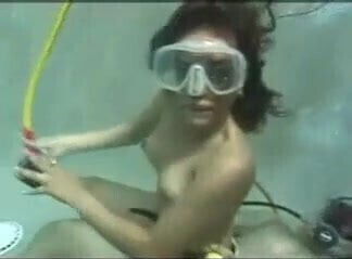 Spitting scuba mask clearing