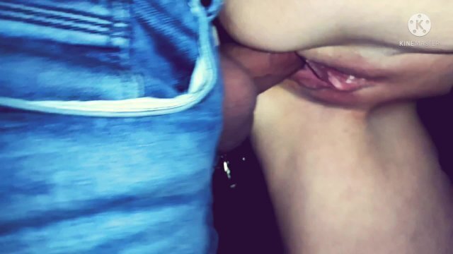 Szybki numerek na parkingu przy drodze 