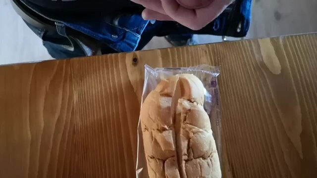 Cicci77 prepara colazione allo sperma nella mensa cantiere, aspettando altri operai!!