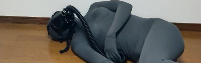 分厚い全身タイツを重ね着で苦しいうえにガスマスク呼吸制御