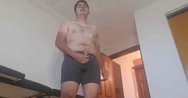 Любительское трогает себя перед камерой