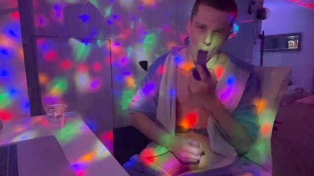 Выебал свою попку игрушкой вечеринке