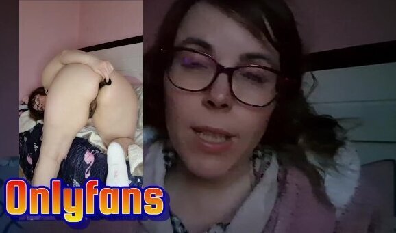 Evita Camila se masturba desnuda y se mete los dedos en su rica vagina milf madura enseña el culo