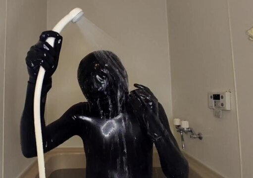 ラバースーツでシャワーを浴びると