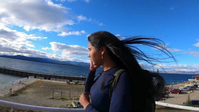 Esta joven mochilera Bariloche necesita ayuda