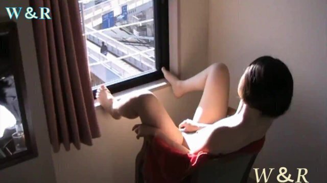 窓際で歩道橋を渡る人や、通行車にみせつけオナニー・Show masturbation window.