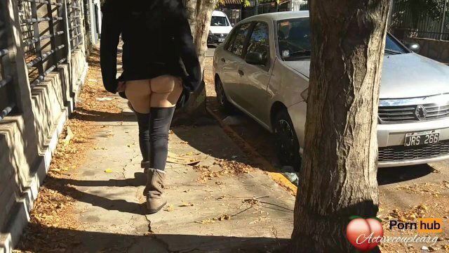 CHICA CALIENTE DESNUDA MUESTRA VAGINA CALLES MASTURBA PUBLICO. PIDE SEXO DURO
